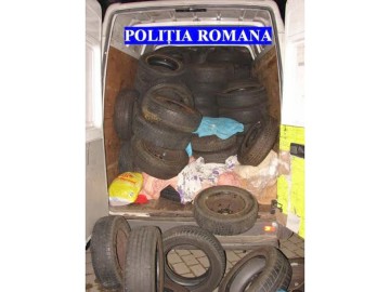 Poliţiştii au confiscat sute de anvelope aduse ilegal din Germania